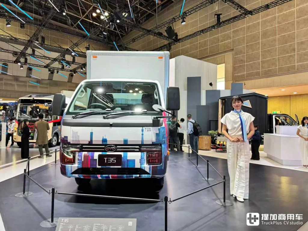 T35纯电动小卡全球首发，J6定制版生活巴士抢眼，比亚迪商用车闪耀2025日本移动出行展