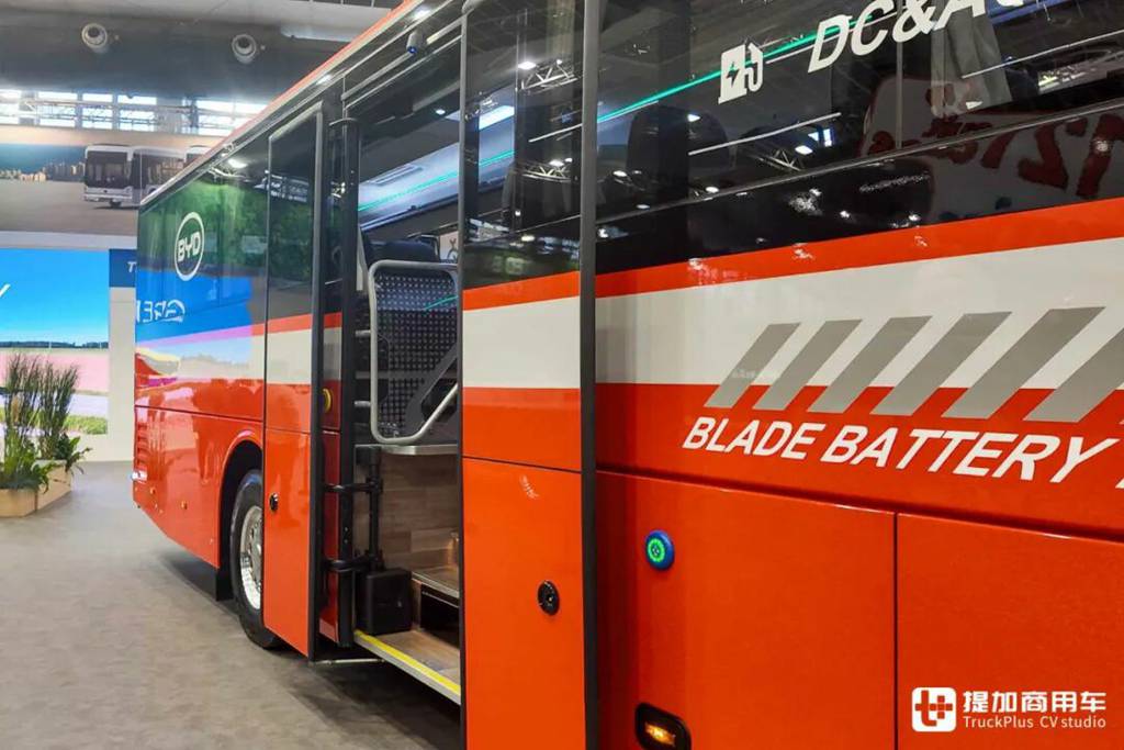 首发亮相2025Busworld展会，锚定欧洲城际通勤市场，比亚迪B12.b HF纯电动客车实力几何?