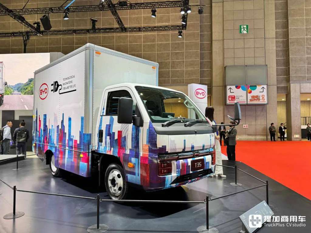 T35纯电动小卡全球首发，J6定制版生活巴士抢眼，比亚迪商用车闪耀2025日本移动出行展