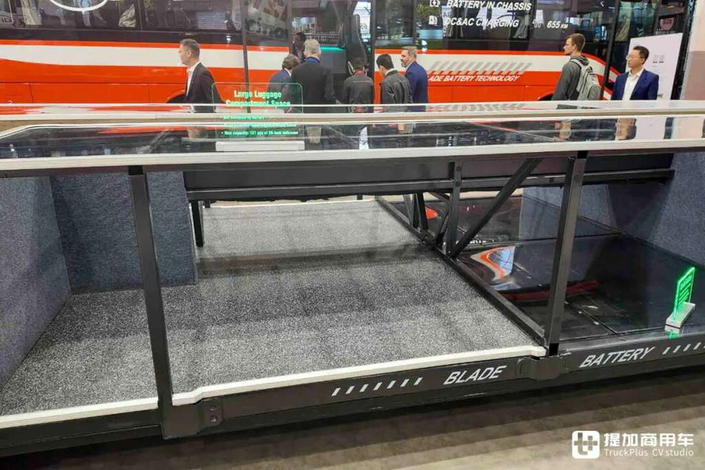 全球首创全域千伏架构、CTC电池车身一体化技术，比亚迪12米纯电动大巴底盘闪耀亮相Busworld展会！