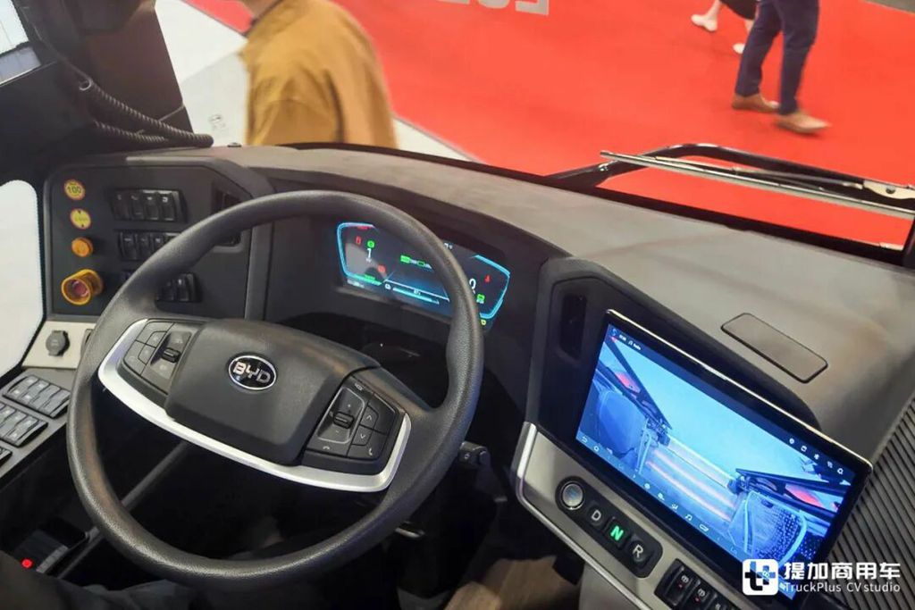 首发亮相2025Busworld展会，锚定欧洲城际通勤市场，比亚迪B12.b HF纯电动客车实力几何?