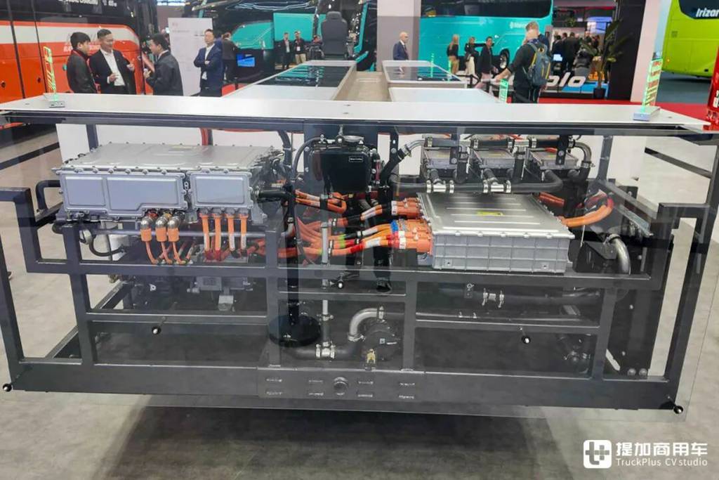 全球首创全域千伏架构、CTC电池车身一体化技术，比亚迪12米纯电动大巴底盘闪耀亮相Busworld展会！