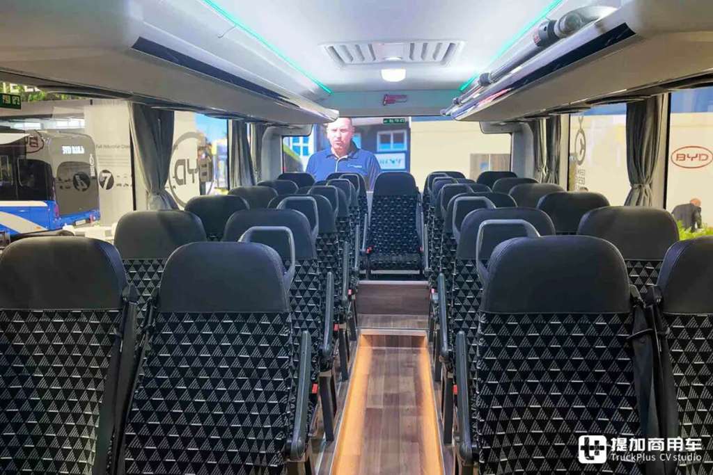 首发亮相2025Busworld展会，锚定欧洲城际通勤市场，比亚迪B12.b HF纯电动客车实力几何?