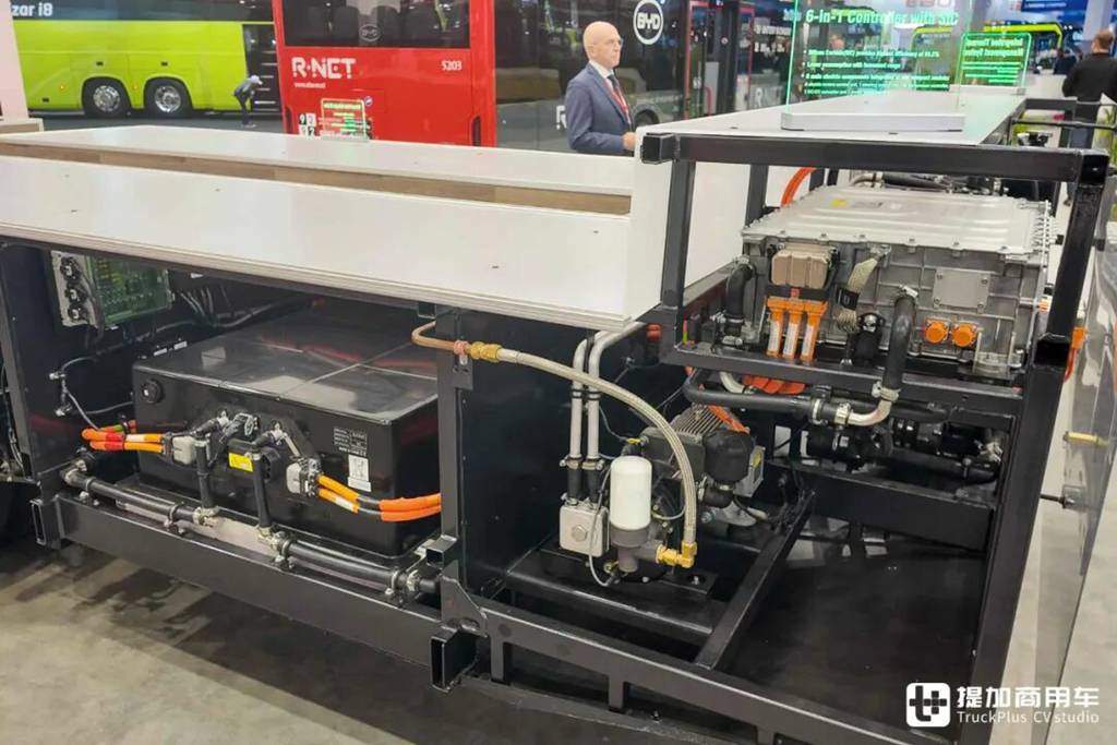 全球首创全域千伏架构、CTC电池车身一体化技术，比亚迪12米纯电动大巴底盘闪耀亮相Busworld展会！