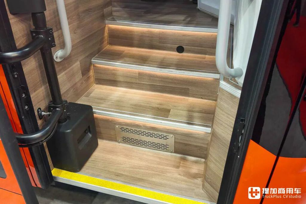 首发亮相2025Busworld展会，锚定欧洲城际通勤市场，比亚迪B12.b HF纯电动客车实力几何?