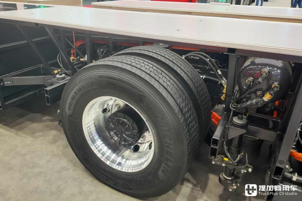 全球首创全域千伏架构、CTC电池车身一体化技术，比亚迪12米纯电动大巴底盘闪耀亮相Busworld展会！