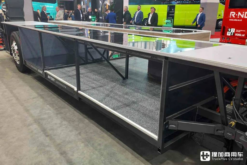 全球首创全域千伏架构、CTC电池车身一体化技术，比亚迪12米纯电动大巴底盘闪耀亮相Busworld展会！