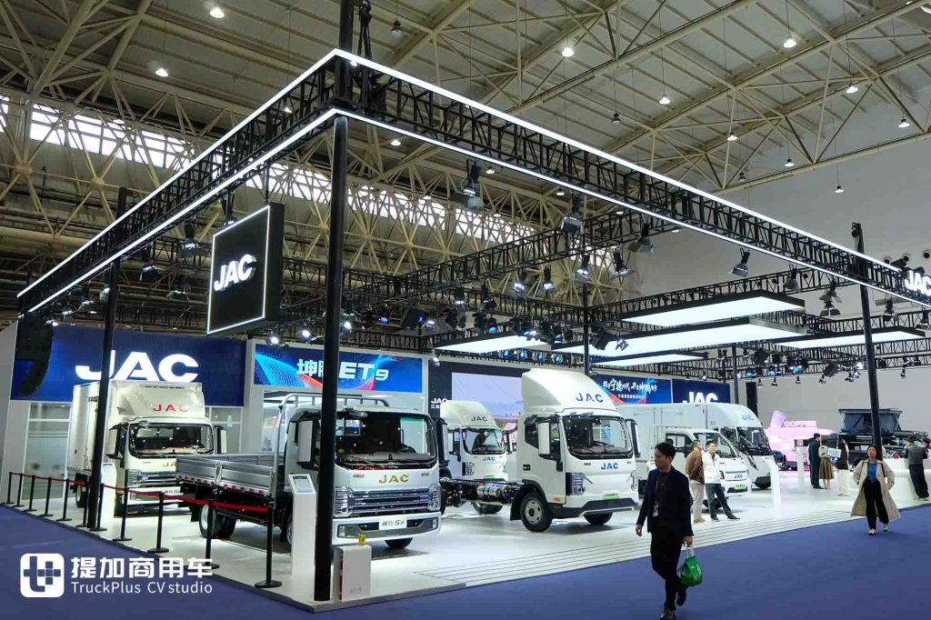 2025武汉车展｜轻卡“新物种”坤鹏ET9亮相！皮卡+植保无人机亮点多？带您看江淮汽车展品