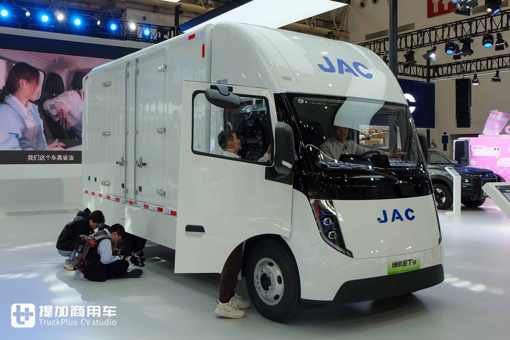 颠覆传统新能源轻卡！低风阻楔形车身+超大驾驶室，江淮1卡坤鹏ET9到底有何不一样？