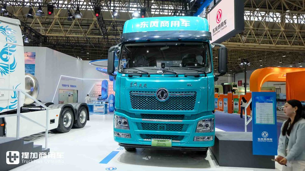 2025武汉车展｜天龙GX智驾车型抢眼，混动、兆瓦超充亮相！带您看东风商用车展品阵容
