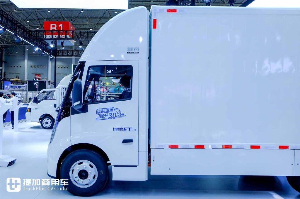颠覆传统新能源轻卡！低风阻楔形车身+超大驾驶室，江淮1卡坤鹏ET9到底有何不一样？