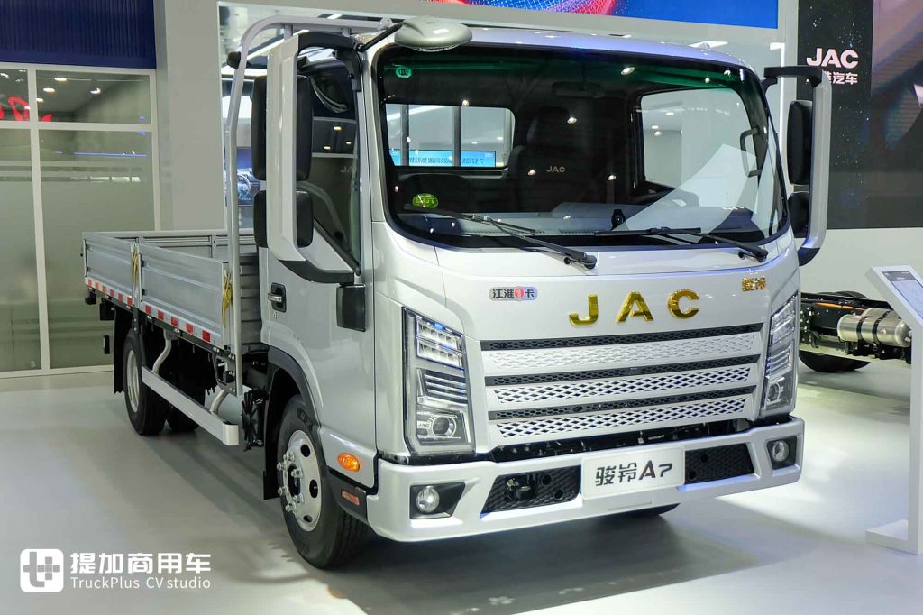 2025武汉车展｜轻卡“新物种”坤鹏ET9亮相！皮卡+植保无人机亮点多？带您看江淮汽车展品