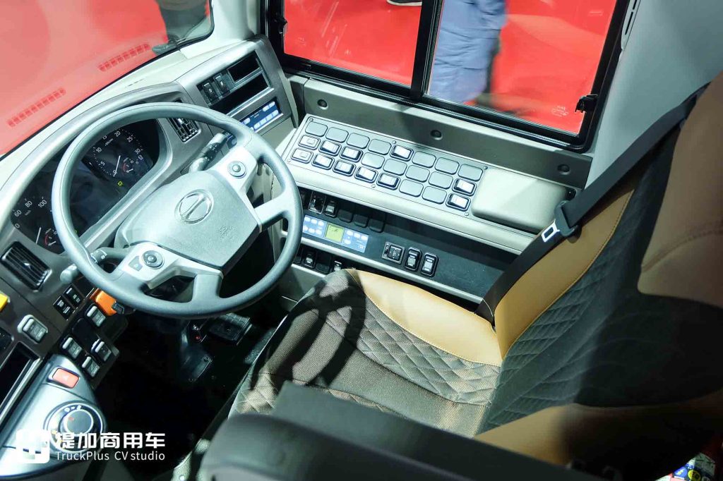 它是日系旗舰旅游巴士？20年来首次外观更新，日本实拍新款日野Selega