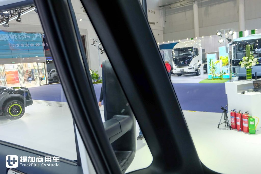 颠覆传统新能源轻卡！低风阻楔形车身+超大驾驶室，江淮1卡坤鹏ET9到底有何不一样？