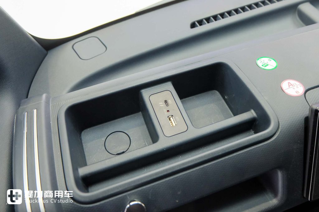 颠覆传统新能源轻卡！低风阻楔形车身+超大驾驶室，江淮1卡坤鹏ET9到底有何不一样？