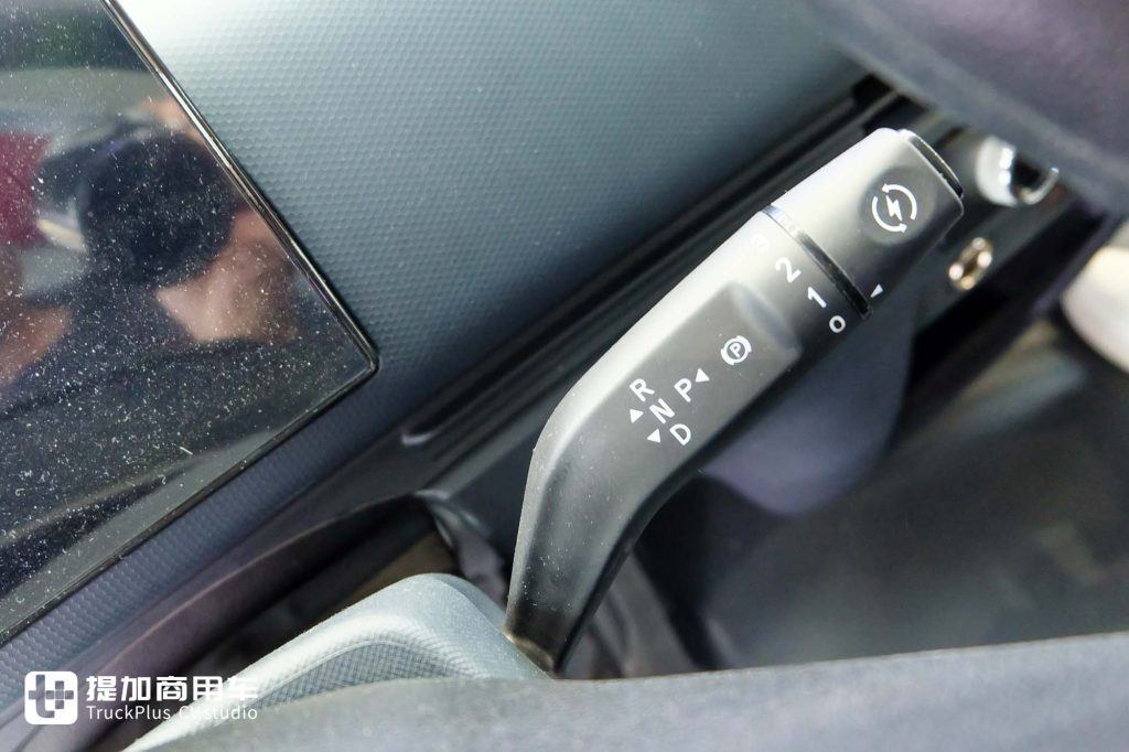 颠覆传统新能源轻卡！低风阻楔形车身+超大驾驶室，江淮1卡坤鹏ET9到底有何不一样？