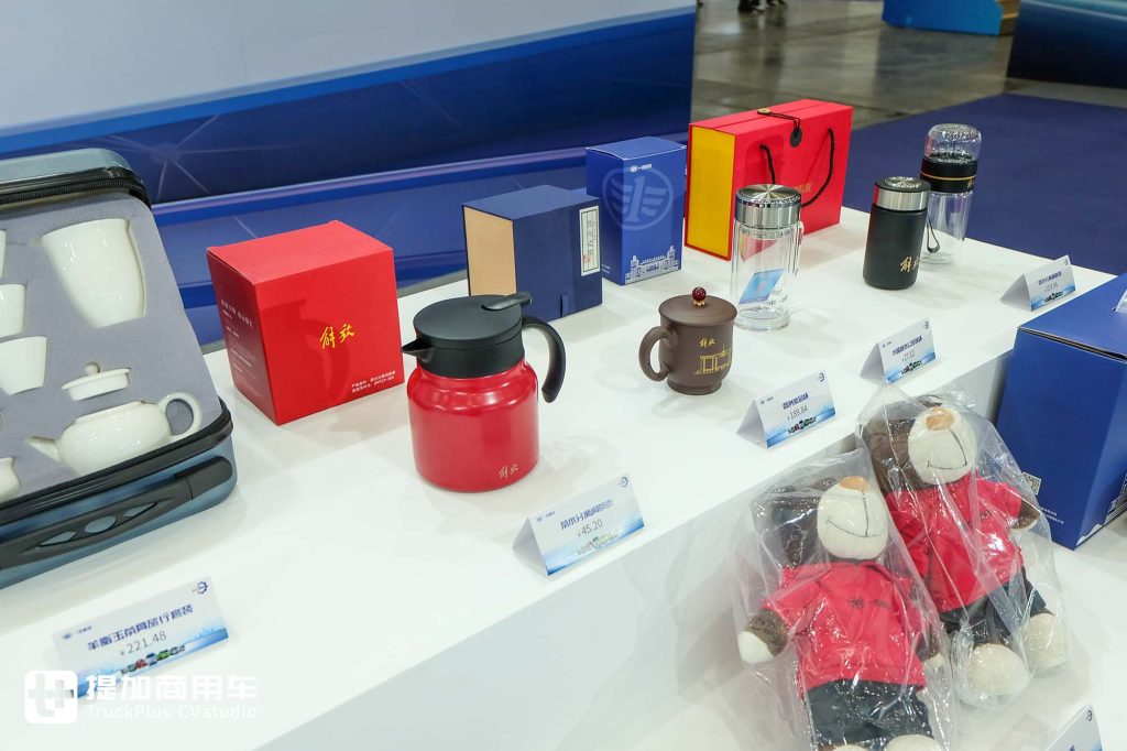 2025武汉车展｜5款新能源卡车亮相，还有30+文创产品？带您逛一汽解放展台