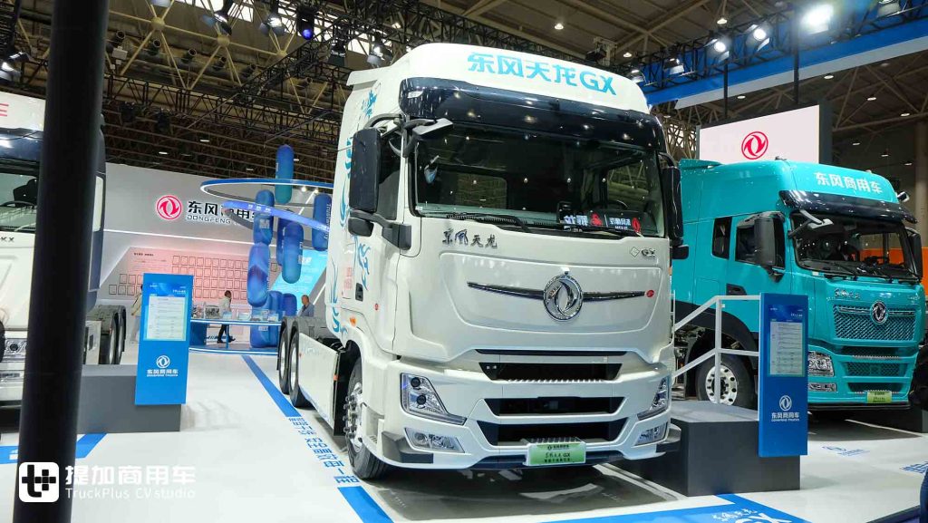 2025武汉车展｜天龙GX智驾车型抢眼，混动、兆瓦超充亮相！带您看东风商用车展品阵容
