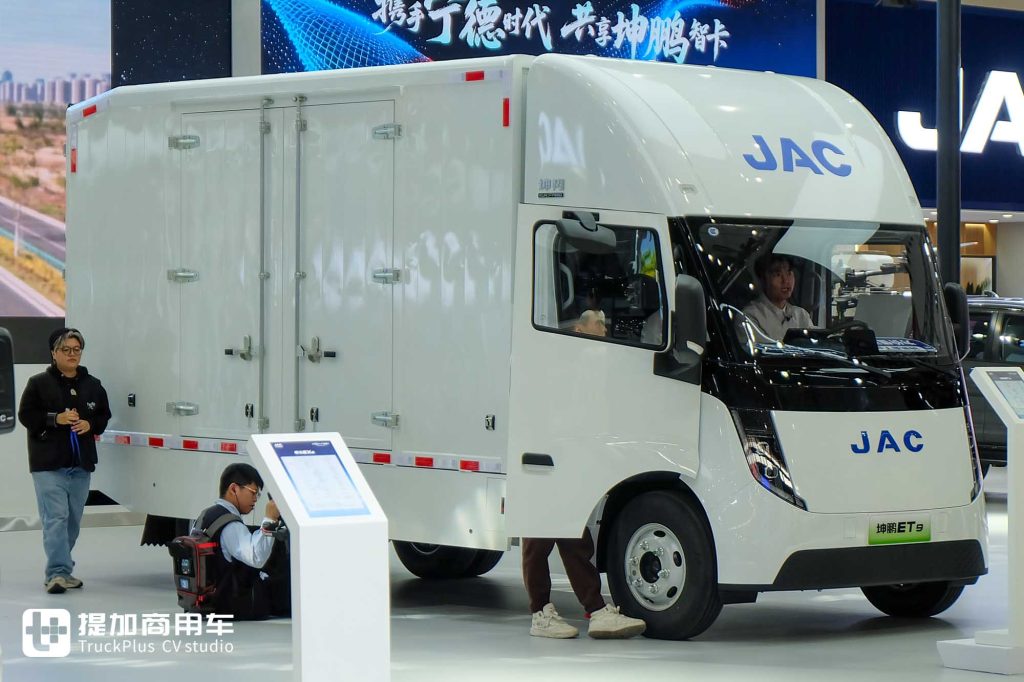 颠覆传统新能源轻卡！低风阻楔形车身+超大驾驶室，江淮1卡坤鹏ET9到底有何不一样？