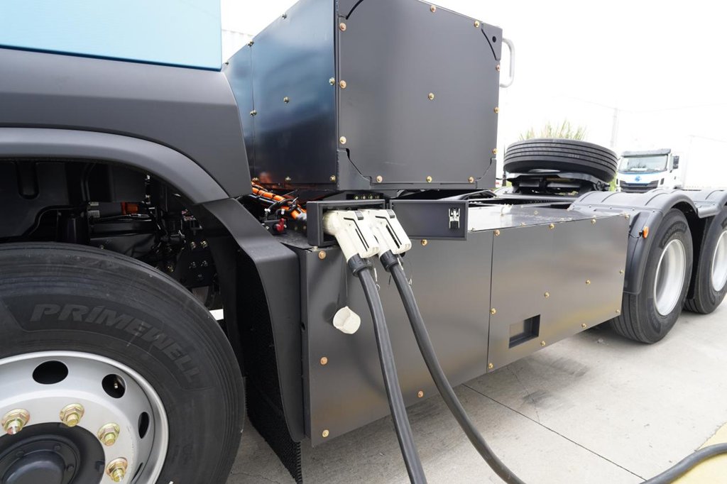 每公里电耗1.1度的秘密：乘龙翼威5为何成为重卡新标杆