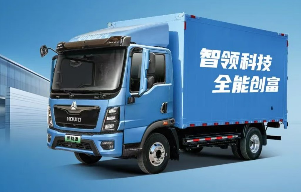 动力续航双优，舒适运营双赢——中国重汽HOWO新能源轻卡，助你“一路开挂”！