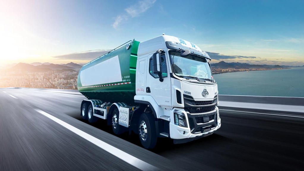 巨能装还巨省油，乘龙H5 8x4散装饲料运输车助卡友赚大钱