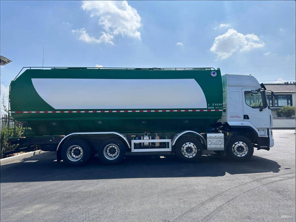 巨能装还巨省油，乘龙H5 8x4散装饲料运输车助卡友赚大钱