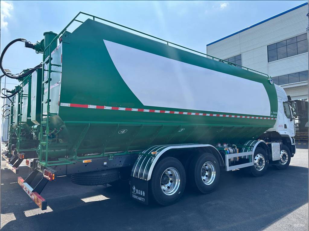 巨能装还巨省油，乘龙H5 8x4散装饲料运输车助卡友赚大钱