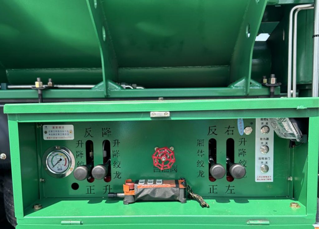 巨能装还巨省油，乘龙H5 8x4散装饲料运输车助卡友赚大钱