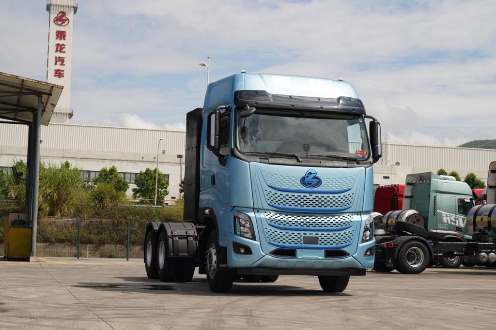 600度超大电量！这台乘龙纯电牵引车让卡友告别续航焦虑