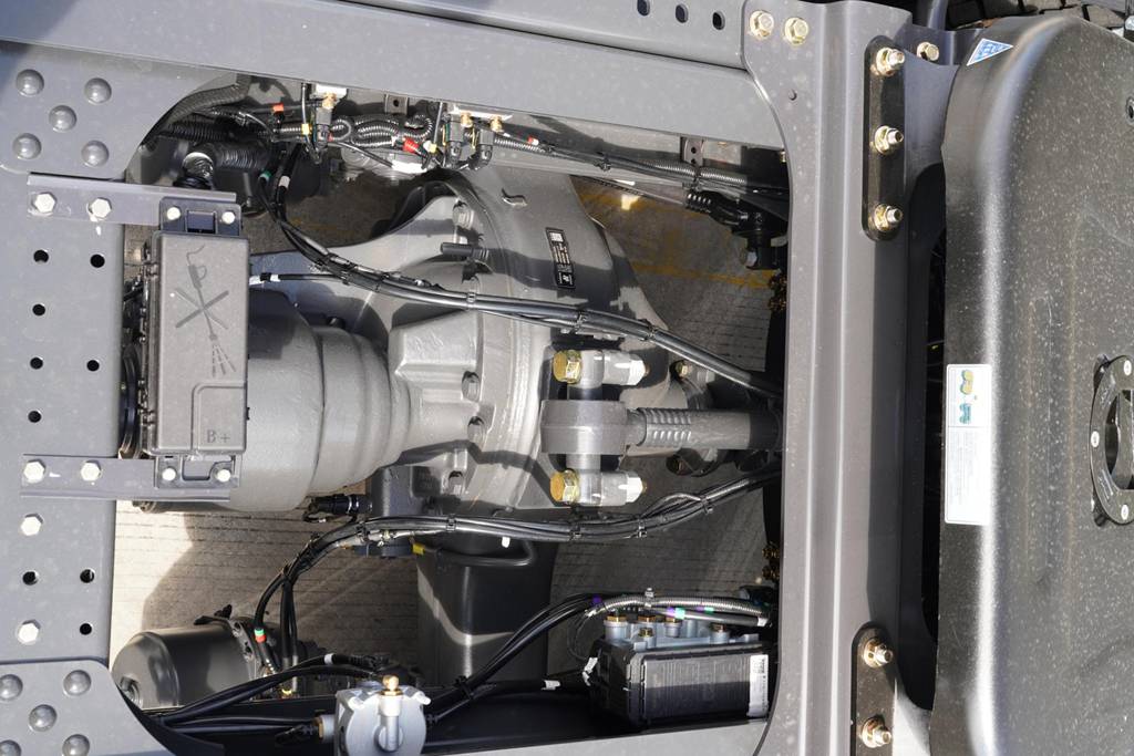 600度超大电量！这台乘龙纯电牵引车让卡友告别续航焦虑