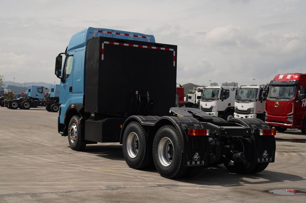600度超大电量！这台乘龙纯电牵引车让卡友告别续航焦虑