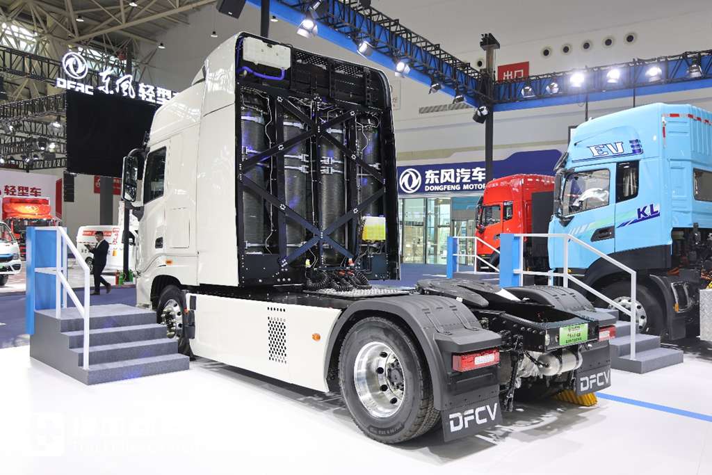 欧洲人抢着要的国产氢能半挂，续航超700km，欧洲版东风天龙GX氢燃料电池牵引车实拍