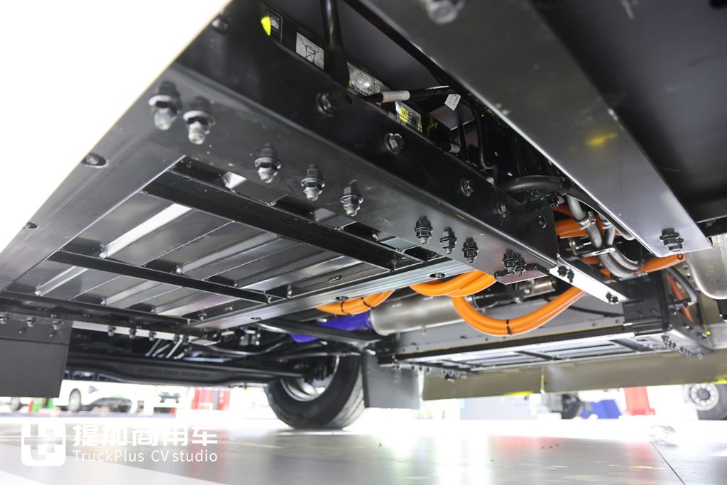 欧洲人抢着要的国产氢能半挂，续航超700km，欧洲版东风天龙GX氢燃料电池牵引车实拍