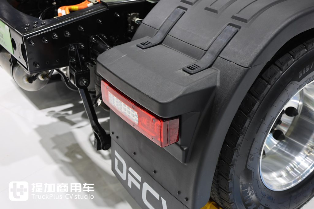 欧洲人抢着要的国产氢能半挂，续航超700km，欧洲版东风天龙GX氢燃料电池牵引车实拍