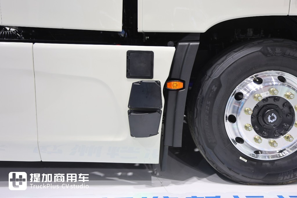 欧洲人抢着要的国产氢能半挂，续航超700km，欧洲版东风天龙GX氢燃料电池牵引车实拍