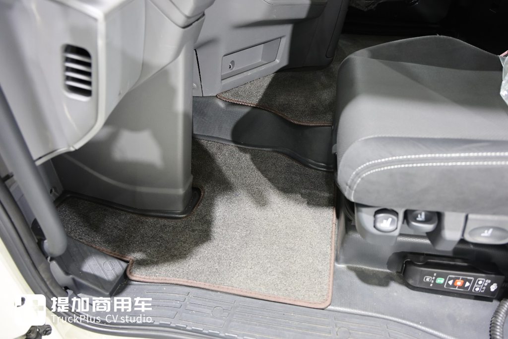 欧洲人抢着要的国产氢能半挂，续航超700km，欧洲版东风天龙GX氢燃料电池牵引车实拍