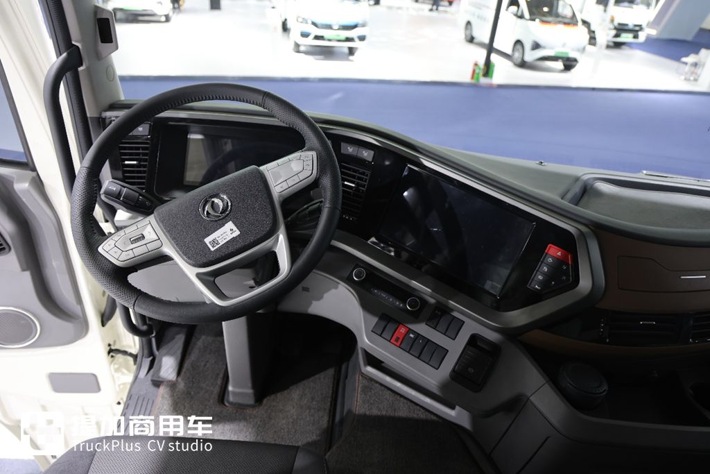 欧洲人抢着要的国产氢能半挂，续航超700km，欧洲版东风天龙GX氢燃料电池牵引车实拍