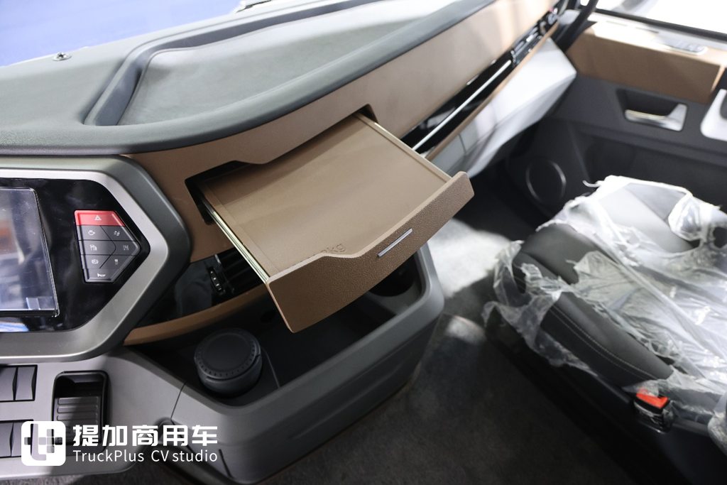 欧洲人抢着要的国产氢能半挂，续航超700km，欧洲版东风天龙GX氢燃料电池牵引车实拍