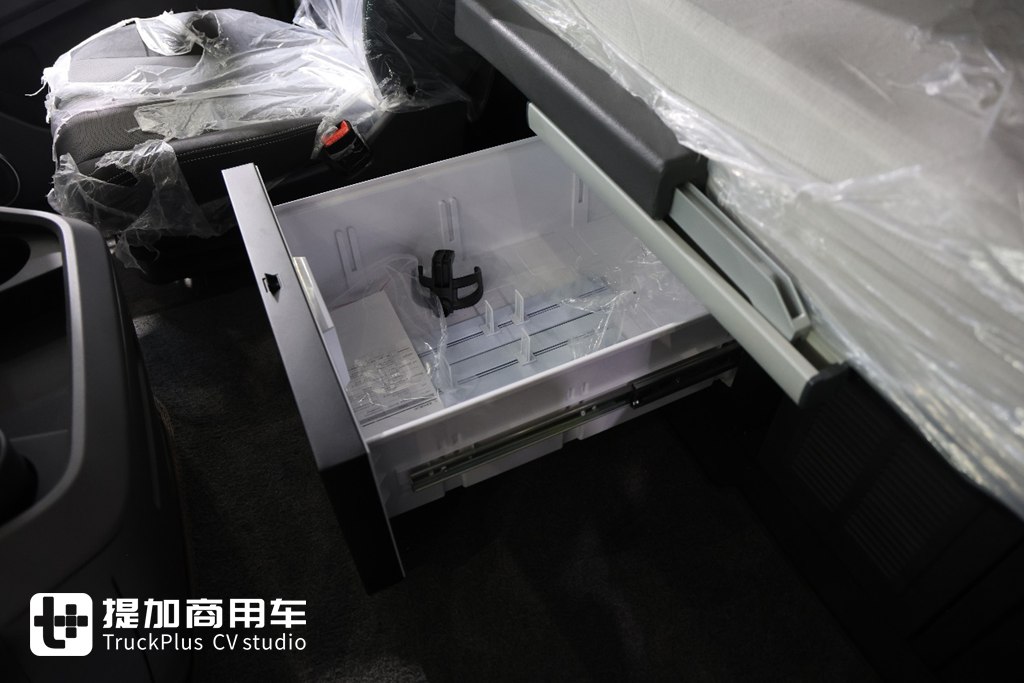 欧洲人抢着要的国产氢能半挂，续航超700km，欧洲版东风天龙GX氢燃料电池牵引车实拍