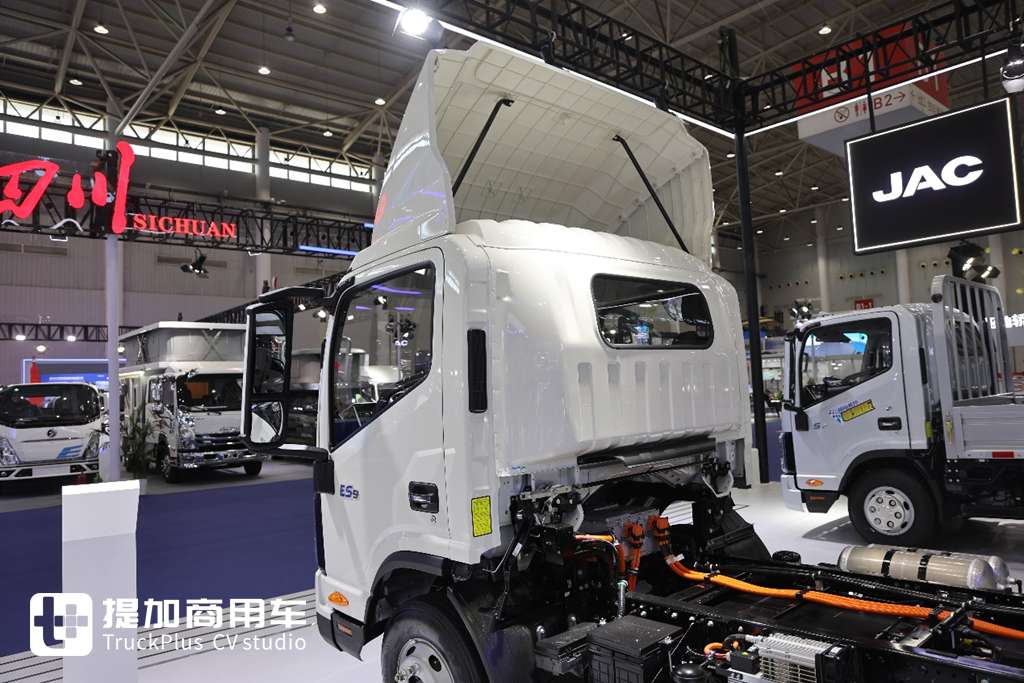 再次亮相2025武汉车展，带你看江淮帅铃ES9为何称得上是旗舰电动轻卡