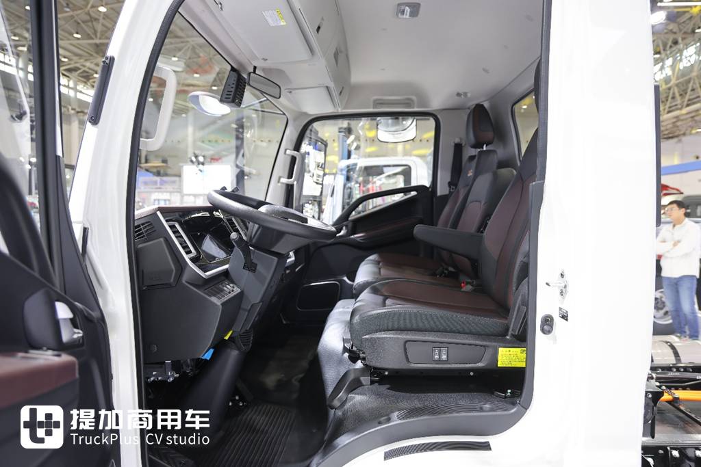 再次亮相2025武汉车展，带你看江淮帅铃ES9为何称得上是旗舰电动轻卡