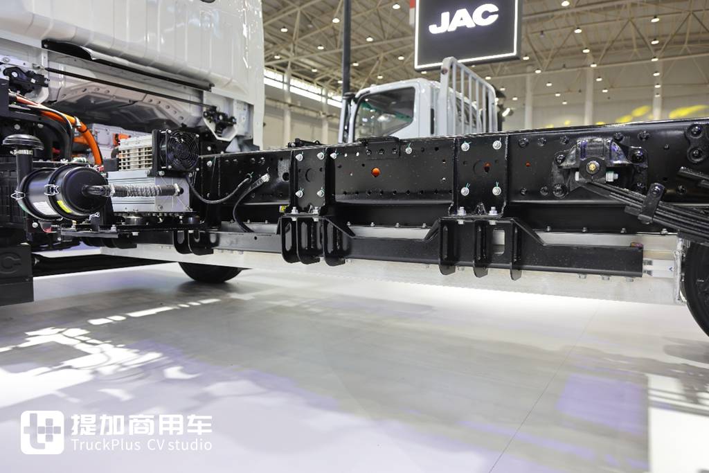 再次亮相2025武汉车展，带你看江淮帅铃ES9为何称得上是旗舰电动轻卡