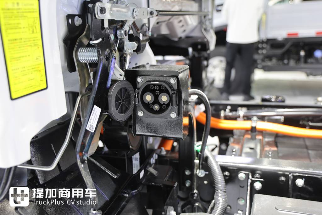 再次亮相2025武汉车展，带你看江淮帅铃ES9为何称得上是旗舰电动轻卡