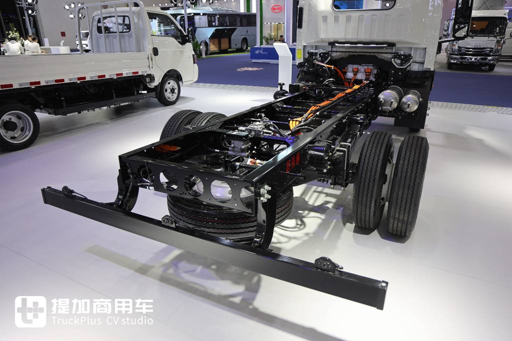 再次亮相2025武汉车展，带你看江淮帅铃ES9为何称得上是旗舰电动轻卡