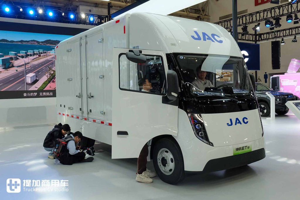 2025武汉车展｜轻卡“新物种”坤鹏ET9亮相！皮卡+植保无人机亮点多？带您看江淮汽车展品