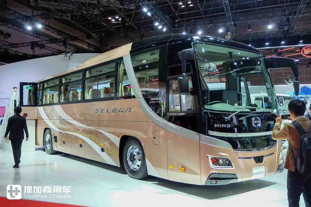 它是日系旗舰旅游巴士？20年来首次外观更新，日本实拍新款日野Selega