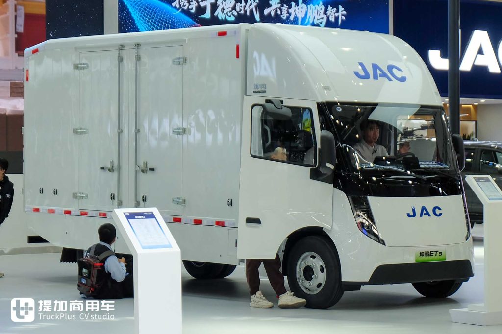 颠覆传统新能源轻卡！低风阻楔形车身+超大驾驶室，江淮1卡坤鹏ET9到底有何不一样？