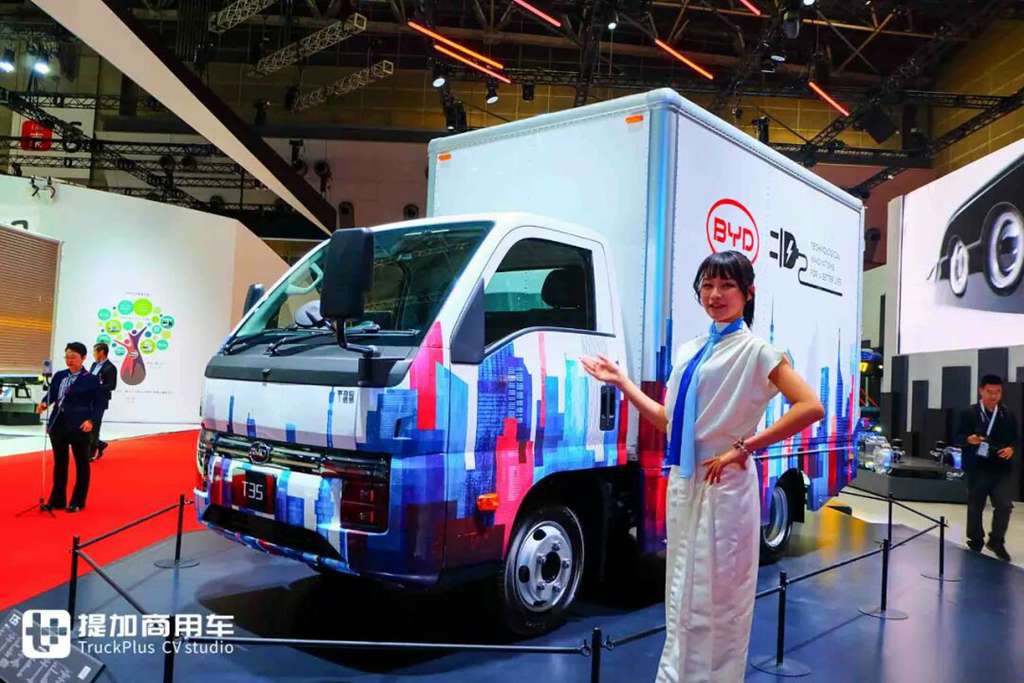 宜商也宜家，转弯半径不到五米！比亚迪T35纯电动轻卡日本首发亮相，实力几何？