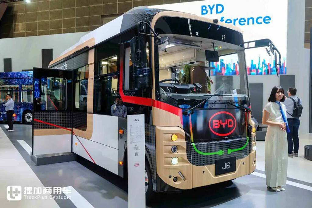 城市客车爆改移动办公室！比亚迪J6定制版Living Car亮相，这配置真不错